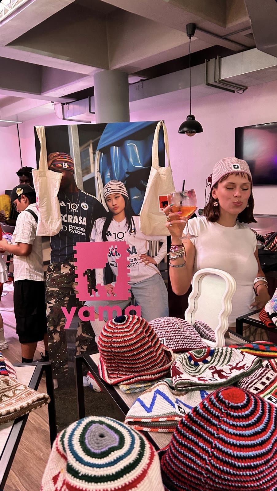 Pop-up yama, les bonnets sur table
